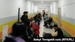 Ооруканада кезек күткөн ата-энелер. 