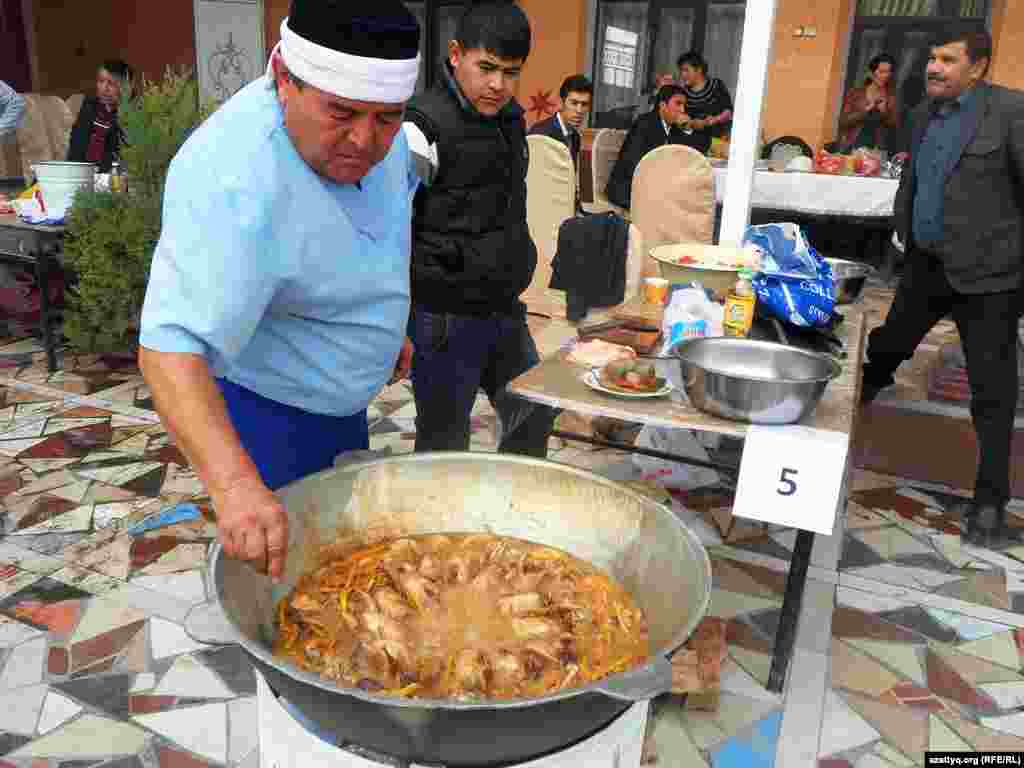 Откирбек Исраилов готовит плов &laquo;Согласие&raquo; с добавлением мяса перепелки. Шымкент, 25 октября 2014 года. 