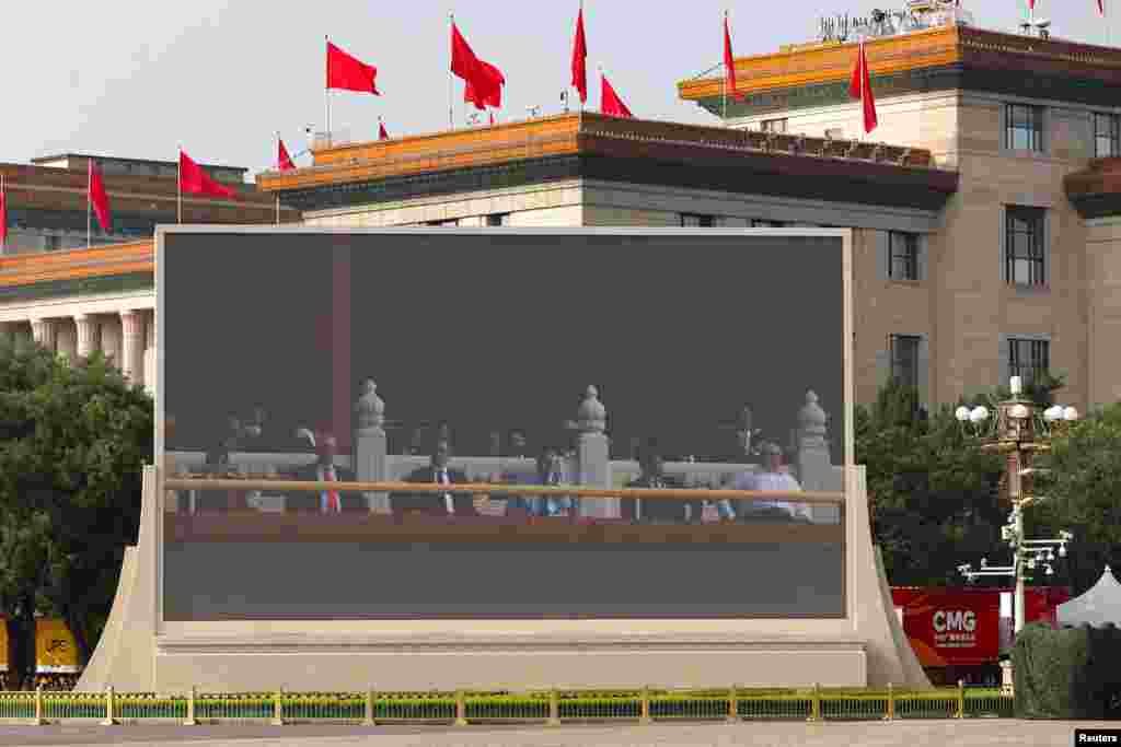 На экране, на якім трасьляваўся парад у Пэкіне, на трыбуне сядзяць Аляксандр Лукашэнка, прэзыдэнт Кубы Мігель Дыяс-Канэль Бэрмудэс і прэм’ер-міністр Пакістана Шагбаз Шарыф, 3 верасьня 2025 