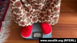 В Узбекистане измеряют вес граждан.