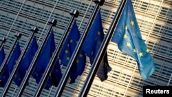 Եվրամիության դրոշները Բրյուսելում Եվրահանձնաժողովի կենտրոնակայանի դիմաց, արխիվ