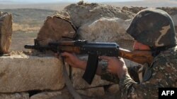 Զինծառայողը մարտական հերթապահություն է իրականացնում Արցախի և Ադրբեջանի զորքերի շփման գոտում, արխիվ