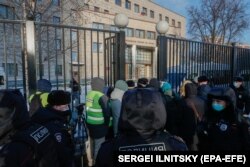 Бабушкин райондук сотунун имаратынын сыртындагы журналисттер менен полициячылар. 2021-жылдын 5-февралы.