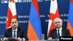 Armenia - Foreign Minister Edward Nalbandian (R) and his Georgian counterpart Mikheil Janelidze hold a news briefing in Yerevan, 11Apr2017.
