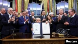 Дональд Трамп із законодавцями у Білому домі після підписання документу, 12 листопада 2025 року 