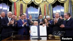 Дональд Трамп з кангрэсмэнамі ў Белым доме пасьля падпісаньня бюджэту 12 лістпада 2025 году