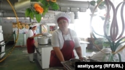 Повара школьной столовой. Шымкент, 12 сентября 2014 года.