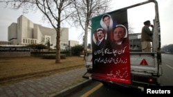 Юсуф Раза Гилани, Беназир Бхутто жана Азиф Али Зардаринин фотопортреттери түшүрүлгөн үгүт унаасы. Жогорку Соттун имаратынын алды. 16-январь 2012