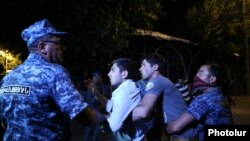 Ոստիկանները բերման են ենթարկում ցույցի մասնակիցներին: Երևան, Խորենացի փողոց, 29-ը հուլիսի, 2016 թ․