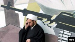 سرويسMMS ام ام اس، (Multimedia Messaging Service) برخلاف SMS که تنها قادر به ارسال يک متن ساده بود، به مشترکان اين امکان را می دهد تا علاوه بر متن، موسيقی و تصوير را نيز به ساير مشترکان ارسال و يا به نشانی اينترنتی آنها ايميل کند.