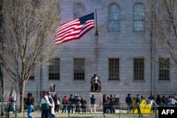 Демонстранты у памятника Джону Гарварду после проведения демонстрации протеста против давления Белого дома на Гарвардский университет. 17 апреля, 2025