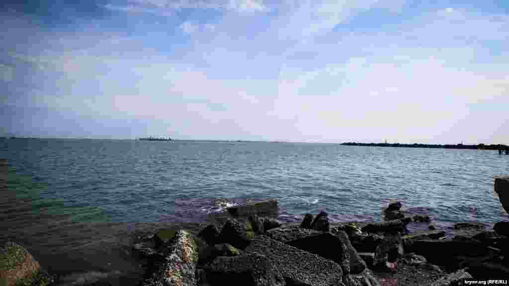 Baarde Keriçte tabiyat uyanuvını öz közünen körmek mümkün: deñiz, canlı varlıq kibi, qış yuqusından uyana. Tuzlu yel şeerniñ içinde de sezile. Keriç canlana, ruhlana ve baarni bekley. &nbsp;