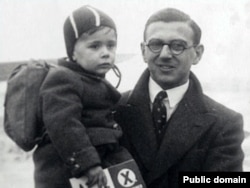 Николас Уинтон и один из спасенных им детей, 1939 год