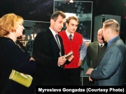 Георгій Ґонґадзе (у чорному костюмі) спілкується з 2-м президентом України Леонідом Кучмою, 1999 рік