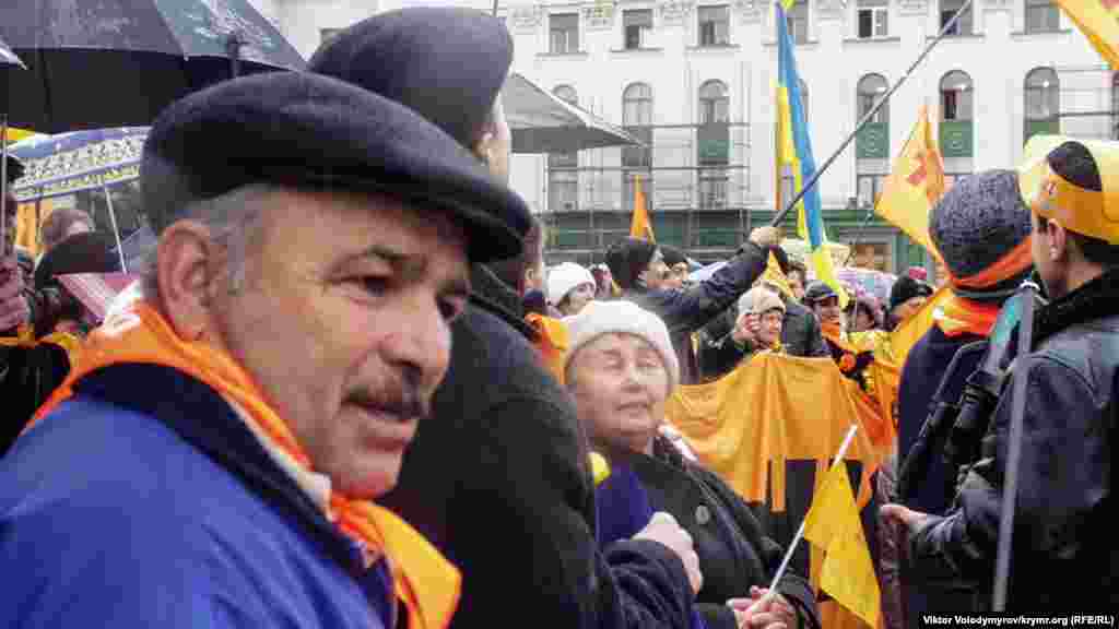 Ukraina tarafdarları, Yuşçenkonıñ saylav kampaniyasınıñ timsalâtınen portaqal tüslü bayraqlarnı, ve ukran ve qırımtatar bayraqlarnı tuta.