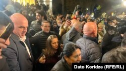 Նախագահ Զուրաբիշվիլին Ռուսթավելի պողոտայում՝ ցույցերի ժամանակ