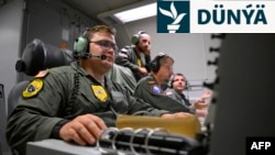 NATO gözegçilik operatorlary 19-njy sentýabrda bileleşigiň täze Gündogar Gözegçi missiýasynyň çäginde gözegçilik uçary Polşanyň howa giňişliginden uçýan wagtynda kompýuterlerde işleýärler.