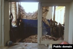 Волонтери відновлюють школу у Слов'янську (фото зі сторінки у Facebook: https://www.facebook.com/vidnovlennya.skhid)