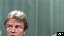 برنار کوشنر می گوید که «تحريم ها، بخشی از راه حل برنامه اتمی ايران است.»