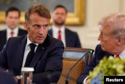 Эммануэль Макрон в ходе встречи в Вашингтоне 18 августа