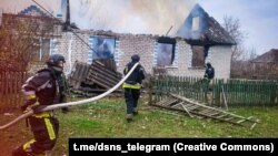 ДСНС додає, що рятувальники, медики та вогнеборці пожежної охорони із селища Вільча працювали під загрозою повторних обстрілів