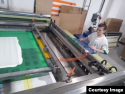 Українка працює на фабриці у Чехії