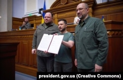 Президент України Володимир Зеленський, прем’єр-міністр Денис Шмигаль і голова Верховної Ради Руслан Стефанчук на засіданні парламенту підписали спільну заяву про досягнення повноцінного членства в ЄС. Кив, 1 липня 2022 року