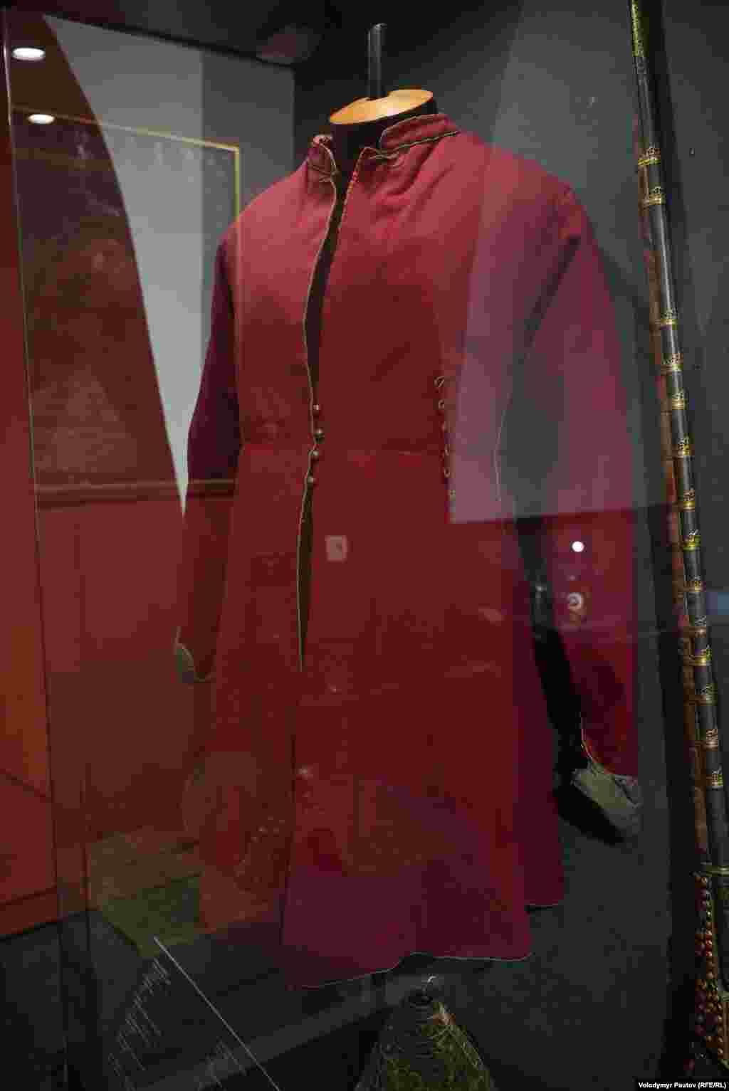 Жупан козацький і рушниця. Козаки вбирались досить яскраво