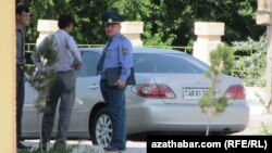 Polisiýa tarapyndan saklanan awtoulag eýesi. Arhiwden alnan surat