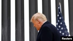ԱՄՆ - Նախագահ Դոնալդ Թրամփը Ալամոյում՝ Մեքսիկայի հետ սահմանին կառուցված պաշտպանական պատի մոտ, 12-ը հունվարի, 2021թ․