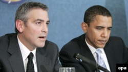 جرج کلونی در کنفرانسی خبری در مورد کشتار دارفور در سال ۲۰۰۶ در کنار باراک اوباما سناتور وقت ایلی‌نویز و رئیس جمهور کنونی آمریکا