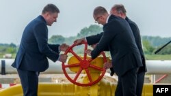 Прем’єр-міністри Словаччини Роберт Фіцо (ліворуч) і України Арсеній Яценюк відкривають газопровід Вояни – Ужгород на українсько-словацькому кордоні (архівне фото)