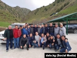 Фото, на котором запечатлены руководящие сотрудники ГТС, бизнесмены и другие, было снято 3 мая 2017 года на одной из дач в Алайском районе. Райымбек Матраимов – седьмой слева среди тех, кто стоит. В этом же ряду второй справа – Канатбек Маматов, а через одного после него стоит Запарбек (Зафар) Айдаров. В нижнем ряду третий справа – Таалайбек Рысалиев (Моби).