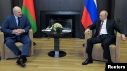 Володимир Путін (п), попри попередні оголошення, що зустріч у Сочі з Олександром Лукашенком (л) буде одноденною, продовжив її ще на день