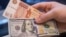 За первые десять дней августа курс рубля к доллару снизился на 10%