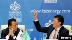 Сауат Мынбаев в бытность министром энергетики и Тимур Кулибаев, зять бывшего президента Казахстана, глава ассоциации Kazenergy. Астана, 4 октября 2011 года. OCCRP считает, что за Мынбаевым и родственником Кулибаева могли следить с помощью шпионской программы Pegasus 