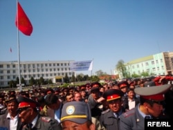 Милиция кызматкерлеринин нааразылык акциясы, Ош шаары, 19-апрель, 2010-жыл