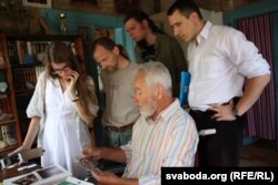Бабровіцкі краязнаўца Веньямін Бычкоўскі паказвае актывістам БХД свой архіў фота і дакумэнтаў Баляслава Пачопкі