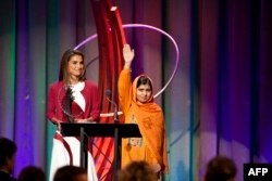 Королева Йорданії Ранія аль-Абдалла (ліворуч)