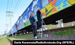 Поезд превращается в раскраску