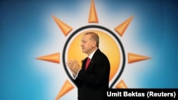 Президент Ердоган оголошує маніфест своєї партії в Анкарі 24 травня 2018.