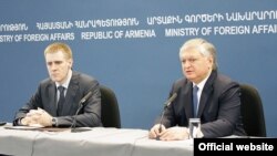 Совместный брифинг глав МИД Армении и Черногории - Эдварда Налбандяна (справа) и Игоря Лукшича (слева), Ереван, 7 мая 2013 г. 