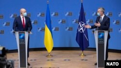 Денис Шмигаль (л) і Єнс Столтенберґ (п) на пресконференції в Брюсселі 9 лютого 2021 року: перш за все реформи