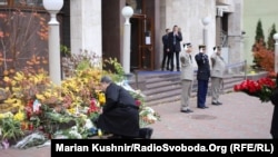 Президент Петро Порошенко кладе квіти біля посольства Франції у Києві, 14 листопада 2015 року