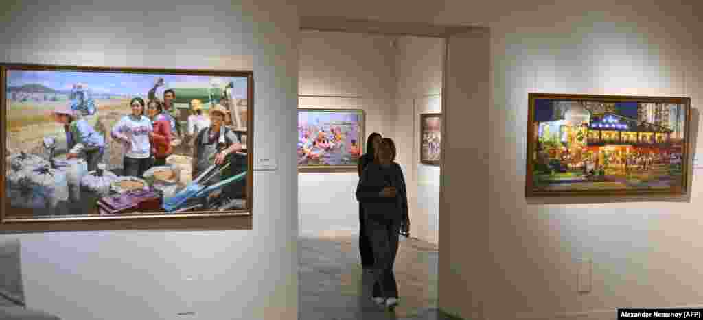 بازدیدکنندگان از نمایشگاه مسکو.واکنش‌ روس‌ها به این نمایشگاه هنری متفاوت بوده است، به طوری که یک نفر به طور نامحسوس از ماهیت متظاهرانه نقاشی‌ها انتقاد کرد. یک بازدیدکنندهٔ جوان دیگر به خبرنگاری گفت که انتظار دارد اتحاد مسکو و پیونگ یانگ کوتاه مدت بوده و «فقط برای زمان جنگ در اوکراین» باشد.