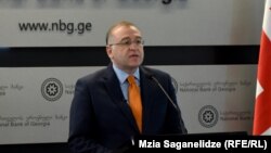 По мнению Кобы Гвенетадзе, целью валютных интервенций является не укрепление лари, а обеспечение рынка иностранной валютой