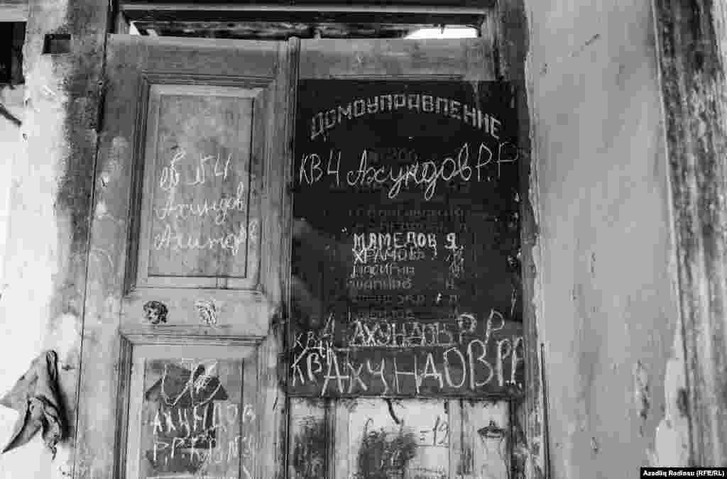 Binalar söküldükcə qapılarda, divarlarda yazılan yazılar bura gələnlərə mesaj ötürürmüş kimi diqqət çəkirdi.  