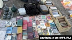 Köne kitaplar we beýleki harytlar satylýan emeli söwda nokady. Illýustrasiýa suraty. Türkmenistan