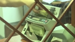 Тенге обесценивается, а населению рекомендуют переходить на более дешевые товары 