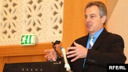 آقای بلر از کشورهای خاورميانه خواست تا در برابر آنچه وی آن را « تهديدهای استراتژيک از سوی حکومت ايران » می‌خواند بايستند و برای گسترش صلح ميان اسراييل و فلسطينی ها تلاش کنند.